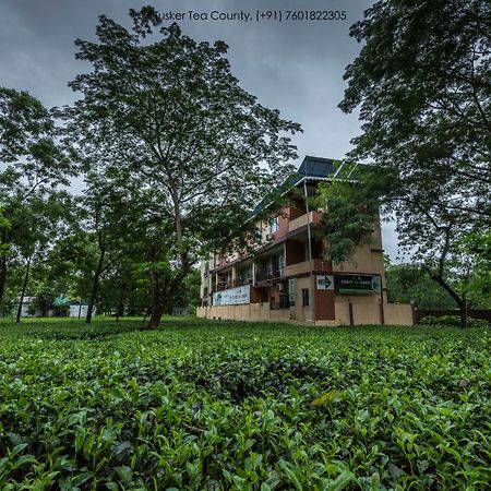 Hotel Tusker Tea County Chālsa Exterior foto