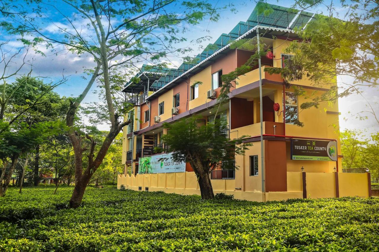 Hotel Tusker Tea County Chālsa Exterior foto