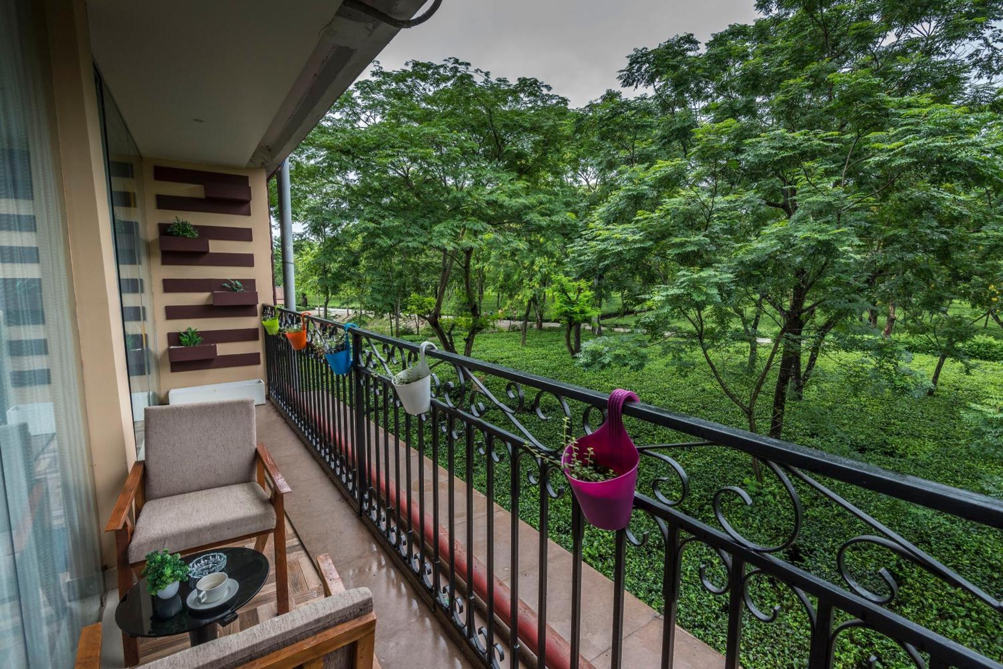 Hotel Tusker Tea County Chālsa Exterior foto